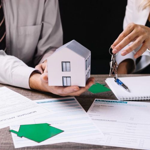 realtor-giving-keys-new-owner-1